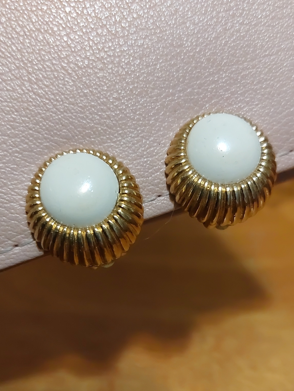 Nina Ricci ribbed domed clip-on earrings 80s Gold Plated
